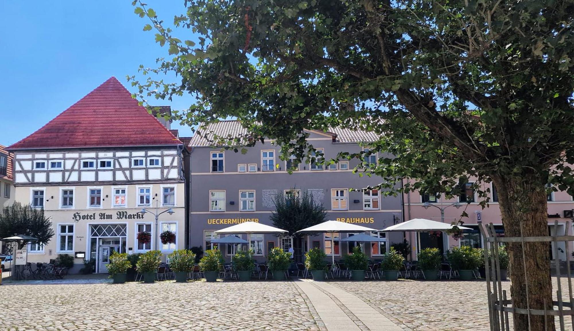 Hotel Am Markt & Brauhaus Stadtkrug Ueckermunde Exterior photo
